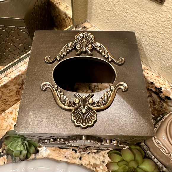 Fleur de Lis Tissue Box Cover - Picture 4 of 9